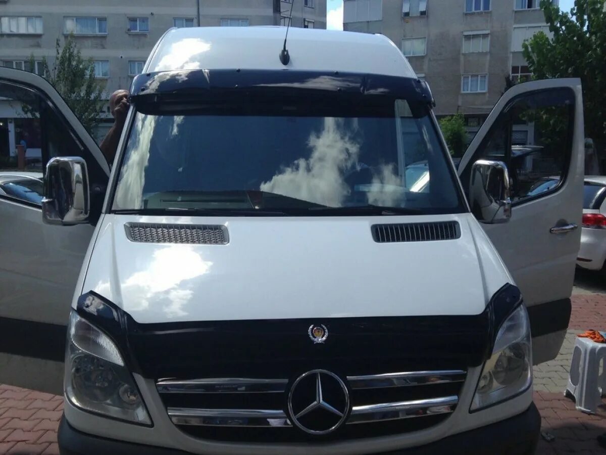 Стекло спринтер классик. Козырек Мерседес Спринтер 906. Козырёк на Mercedes Sprinter 906. Козырек на лобовое Мерседес Спринтер 906. Козырек на лобовое стекло Мерседес Спринтер 906.