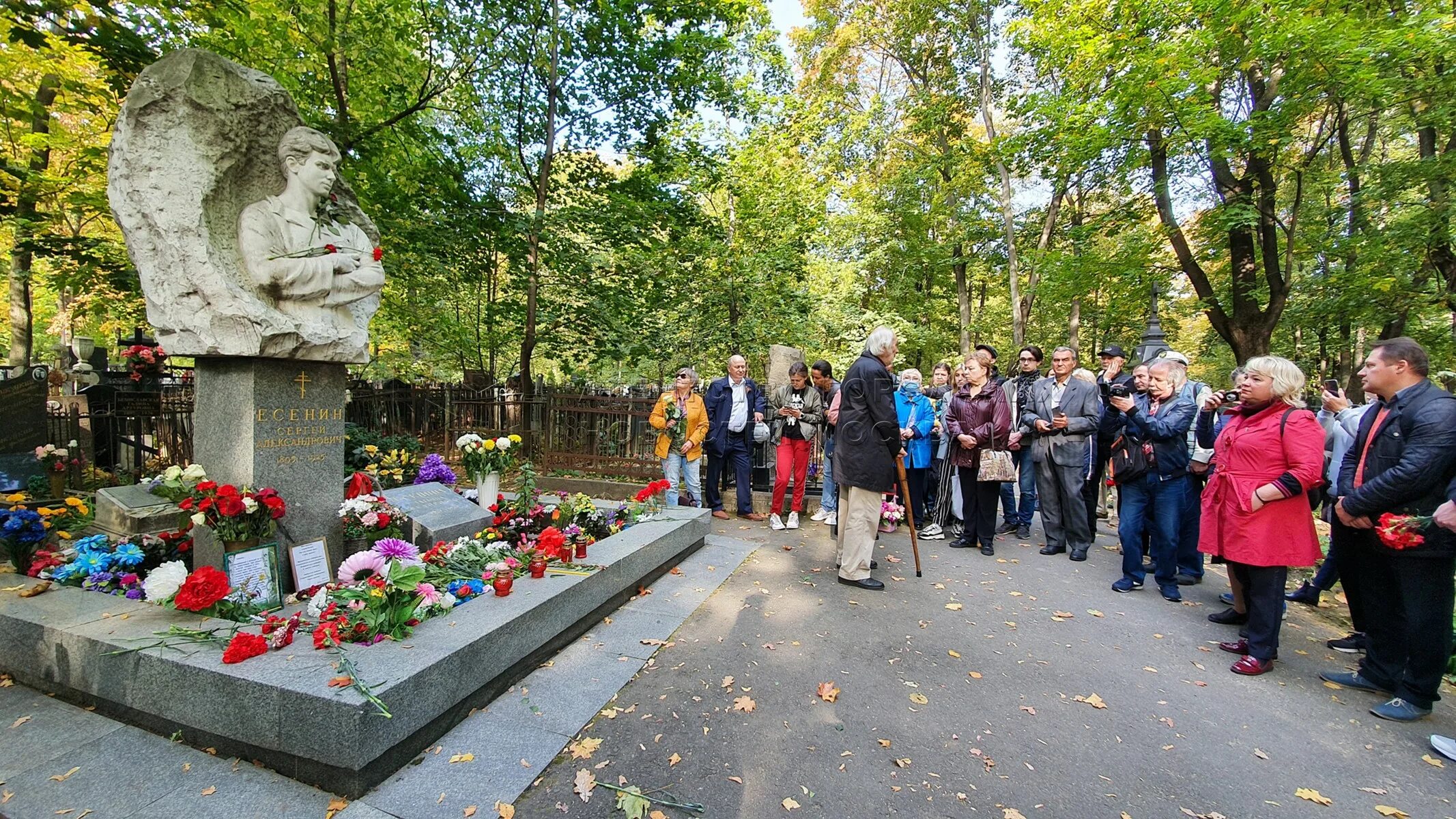 Есенин похоронен на кладбище. Могила Есенина на Ваганьковском кладбище. Могила Есенина на Ваганьковском. Памятник Есенину на Ваганьковском кладбище. Памятник Есенина в Москве на Ваганьковском кладбище.