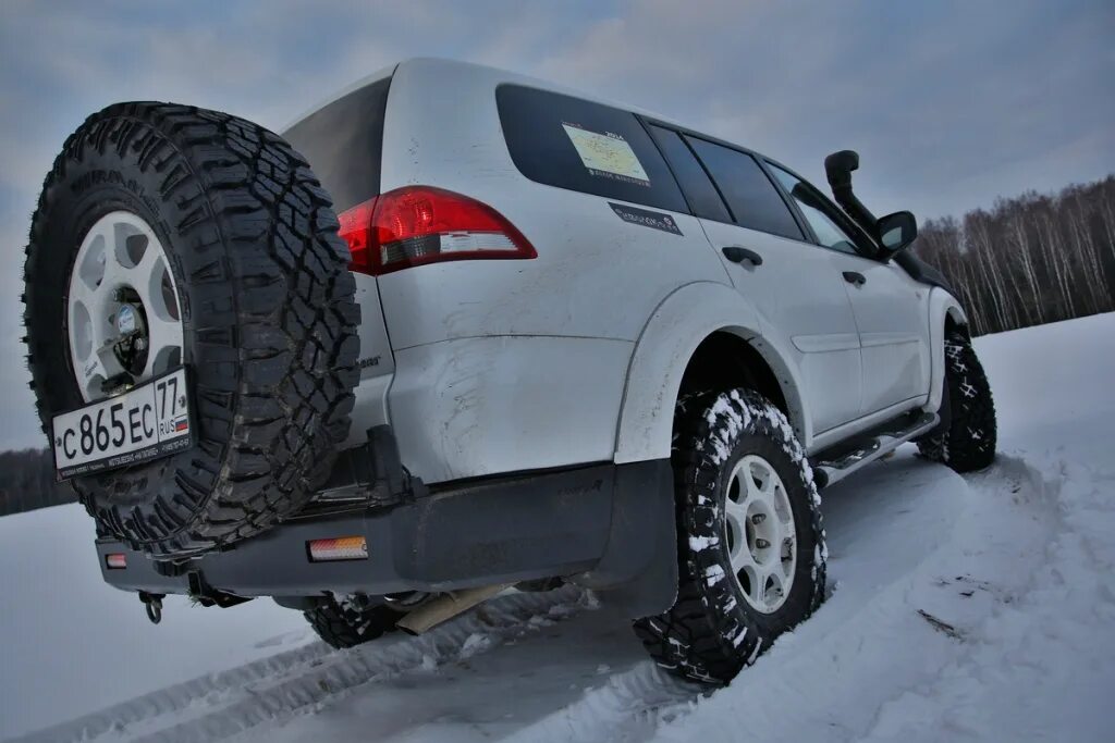 Паджеро спорт размер шин. Mitsubishi Pajero Sport грязевые колёса. Резина на Митсубиси Паджеро 4. Грязевая резина на Паджеро спорт. Паджеро спорт 2 r15.