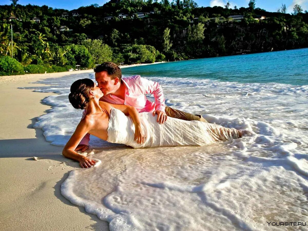 Медовый месяц два. Свадьба на пляже. Мужчина и женщина на море. Медовый месяц картинки. Пары в медовом месяце.