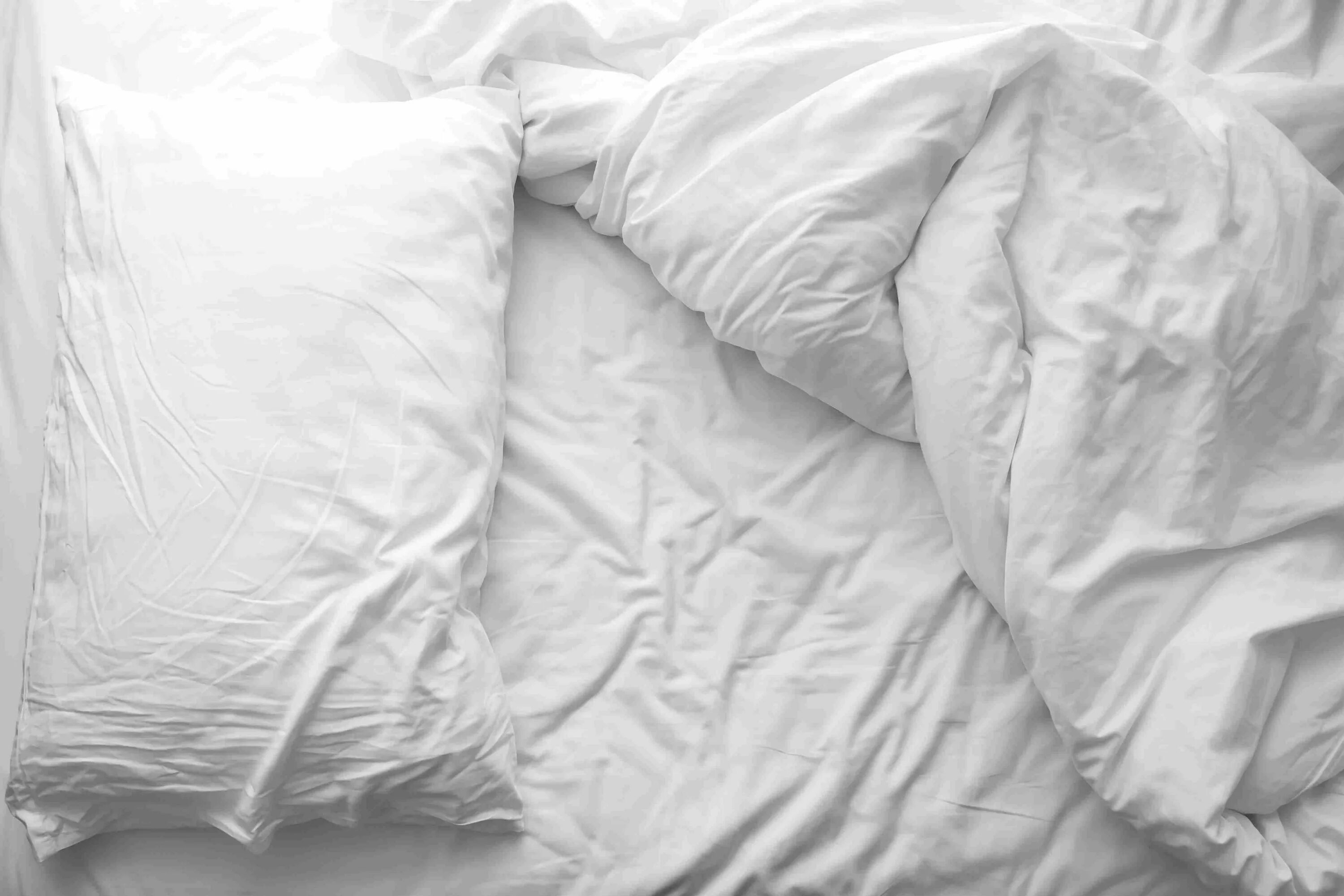 Помятые простыни песня. Смятая простынь. Белая смятая постель. Белая кровать сверху. Кровать вид сверху.