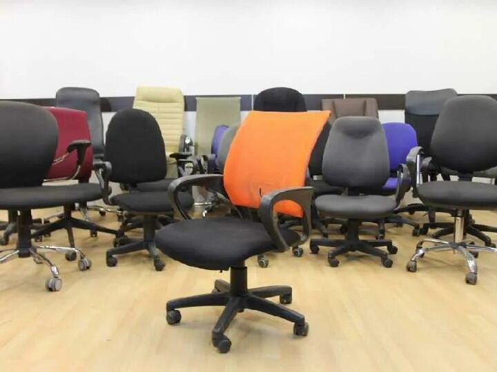 Офисные кресла бу купить. Кресло офисное для персонала. Офисное кресло для сотрудников. Офисное кресло-стул на колесиках. Офисные кресла Москва.