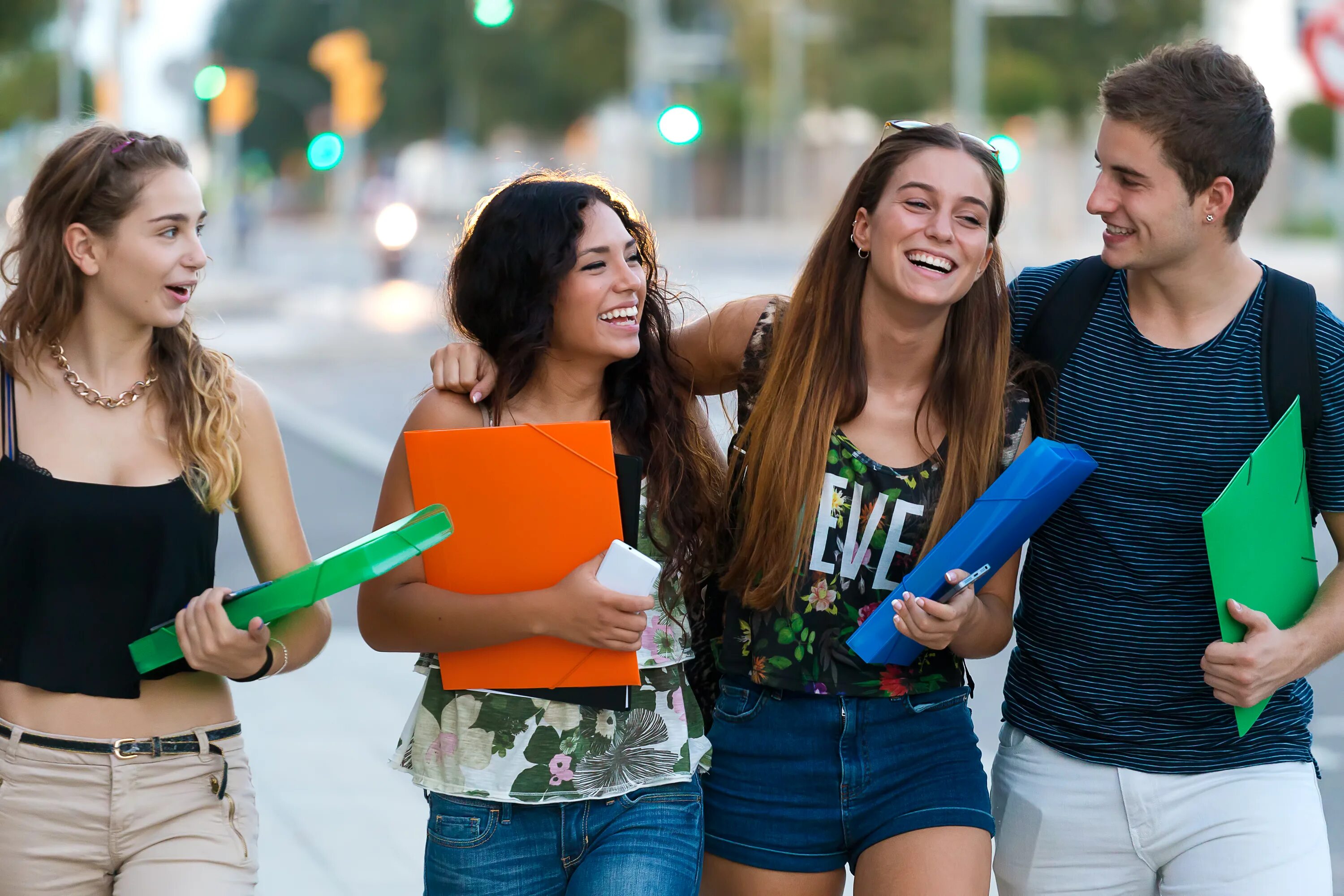 Studentki click. Современная молодежь. Молодежь на улице. Молодежь общается. Общение студентов.