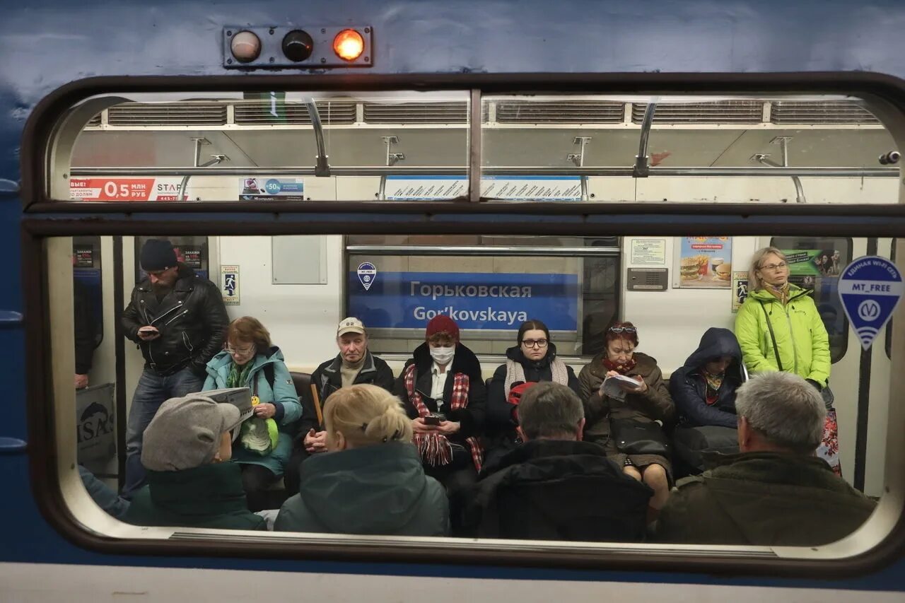 Метро санкт петербурга сегодня работает. Метрополитен 2025 санкт-петербург вагоны. вагоны метро петербургский метрополитен. поезда питерского метро. люди в петербургском метро.