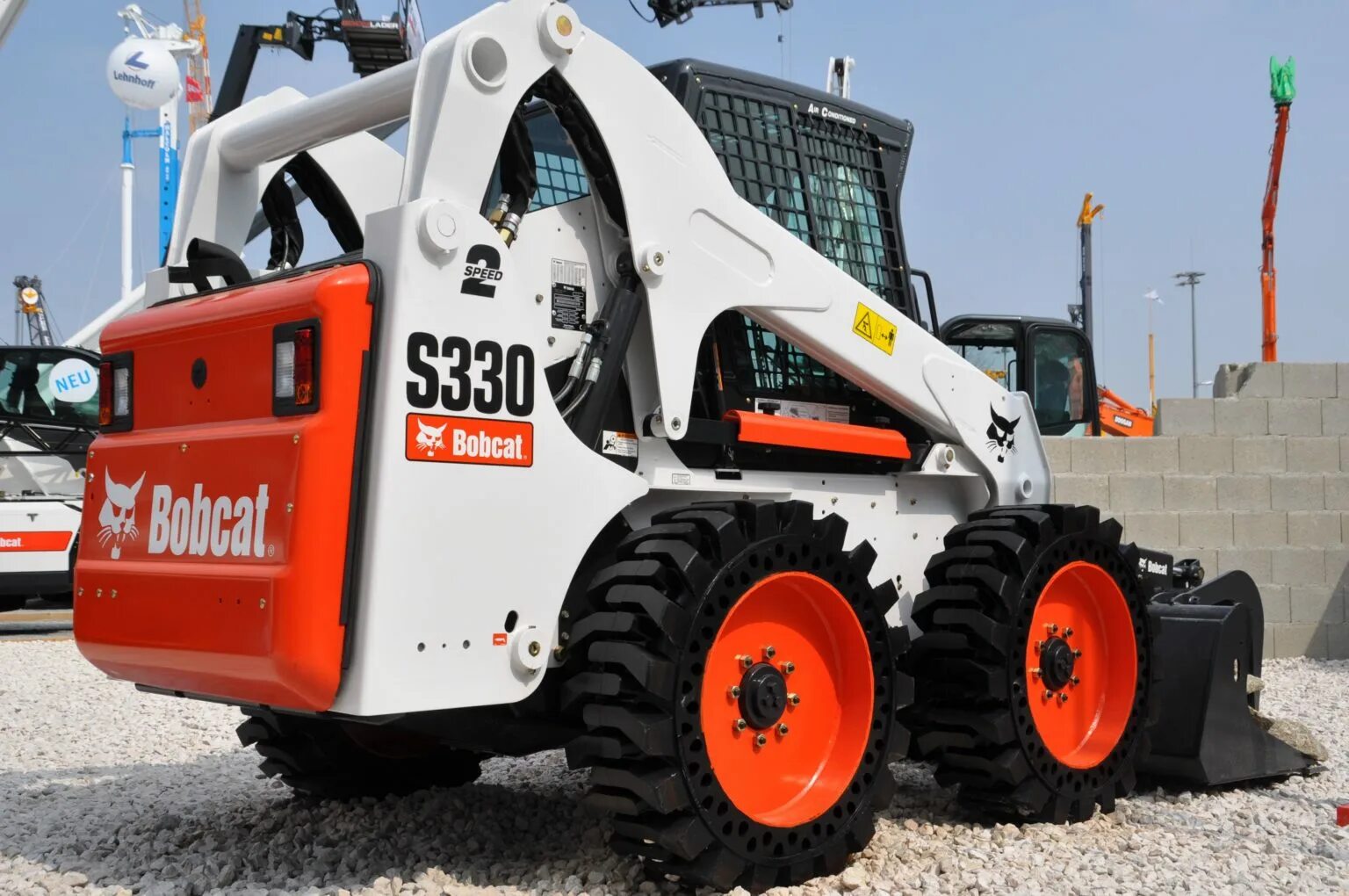 Техника боб кар. Bobcat s330. Мини-погрузчик Bobcat s530. Трактор погрузчик Бобкэт. Трактор Bob cet.