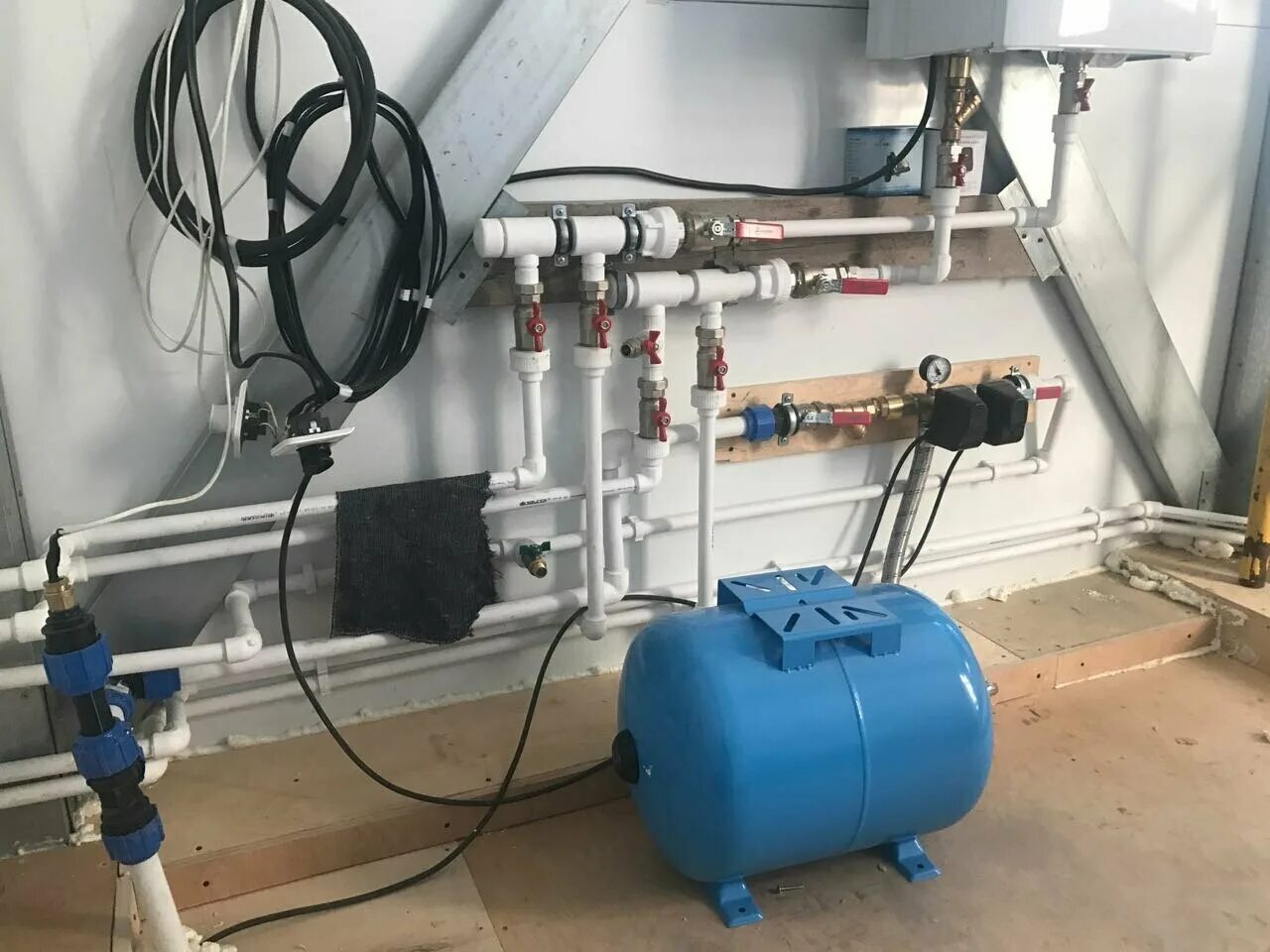 Водоснабжение в частном доме. Водопровод на даче. Джилекс. Водопровод в частном доме. Система водоснабжения в частном доме.