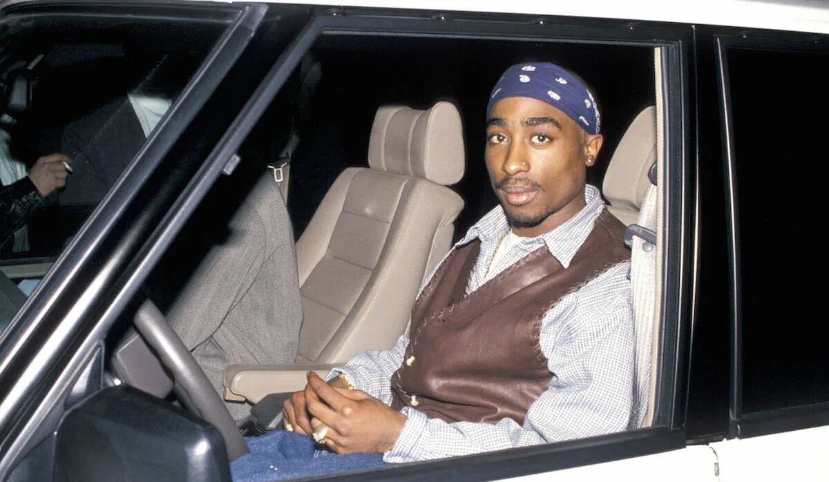 Тупак шакур в бандане. Похороны тупака. Машина тупака шакура. Tupac shakur рост. Tupac shakur 1994.