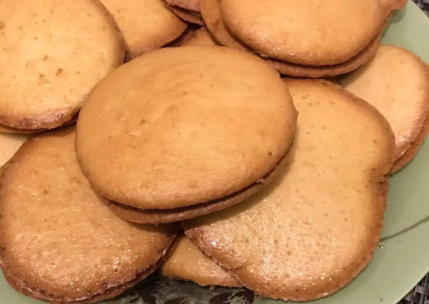 приготовить печенье со сгущенкой. нежнейшее песочное печенье. круглые бисквитные печеньки. печенье на маргарине. приготовить печенье со сгущенкой.