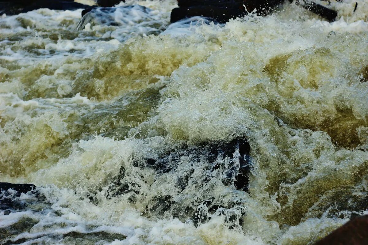 Бурлящая вода в реке. Бурление воды. Бурлящая река. Бурлящая мутная вода. К чему снится горячая вода