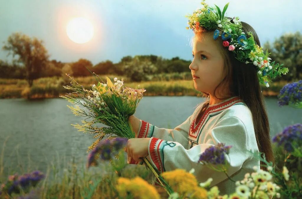 Русские красавицы. Русь дети природа. Ребенок в венке. Русские народные костюмы для детей.