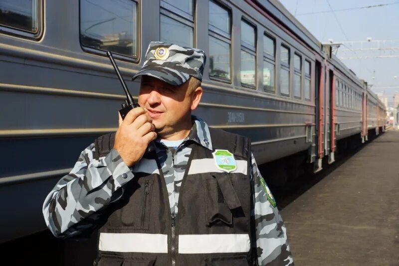 Работа сторож железнодорожный. Монтер путеец. Обходчик путей ржд. Начальник станции джд. Охрана грузов на железнодорожном транспорте.