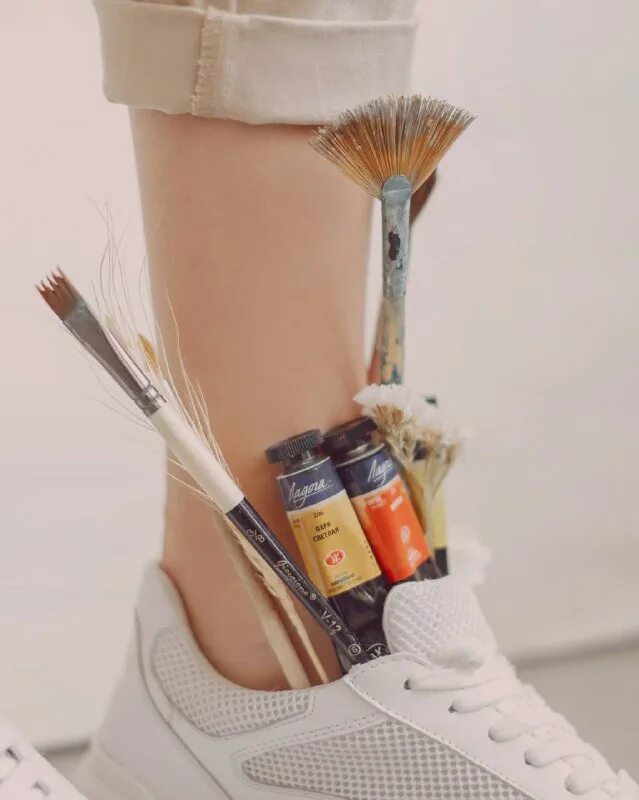 кисть на белом фоне.