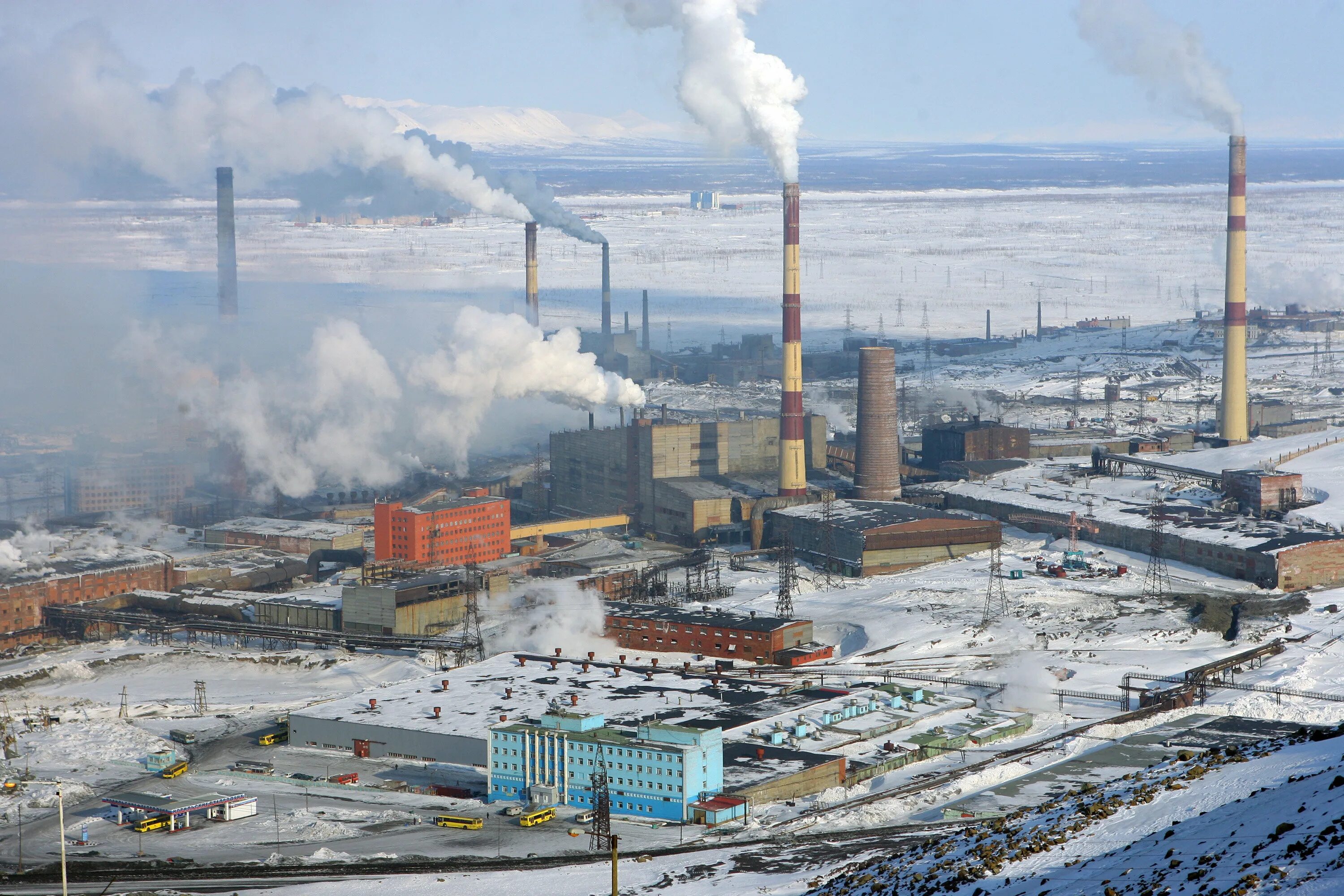 Норильский завод Норникель. Норильск завод никель. Красноярск завод Норникель. Норникель завод в Норильске. Норильский горно металлургический комбинат относится к числу