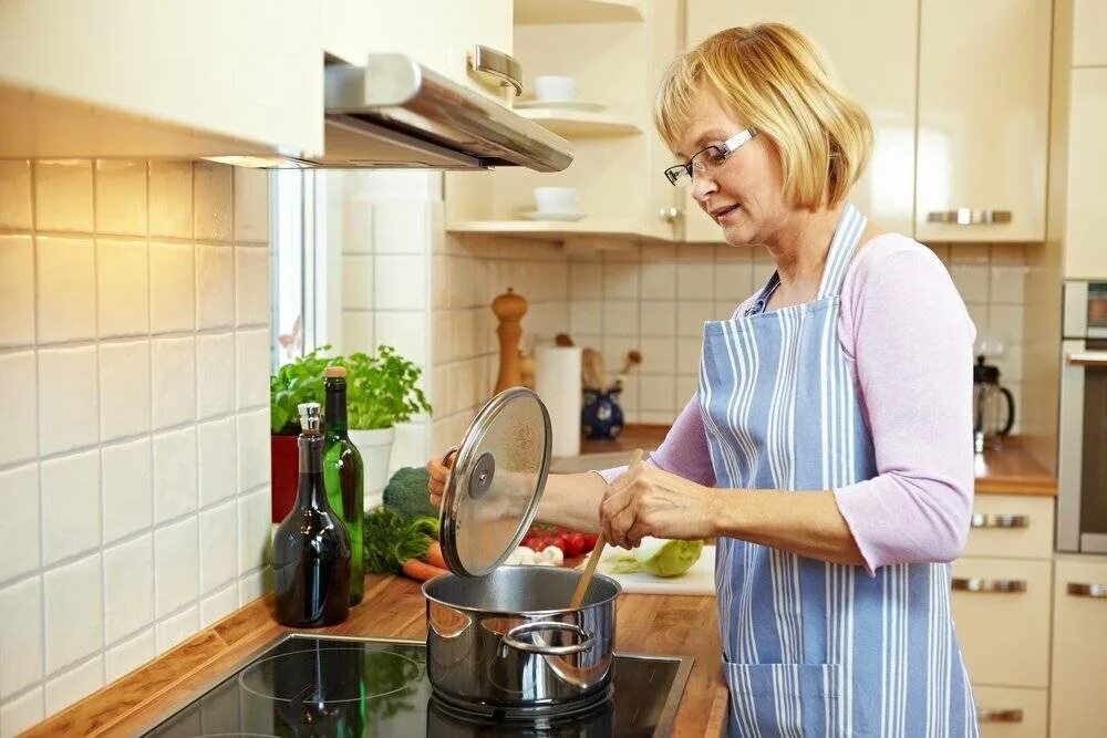 Женщина на кухне. Мама на кухне. Хозяйка на кухне. Готовка на кухне. Русское хозяйка домработницу