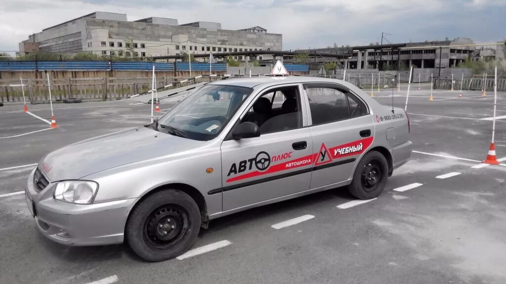 Автошкола автоплюс армавира. Учебный автомобиль. Автошкола автомобиль. Учебные машины в автошколах. Легковой автомобиль учебный.