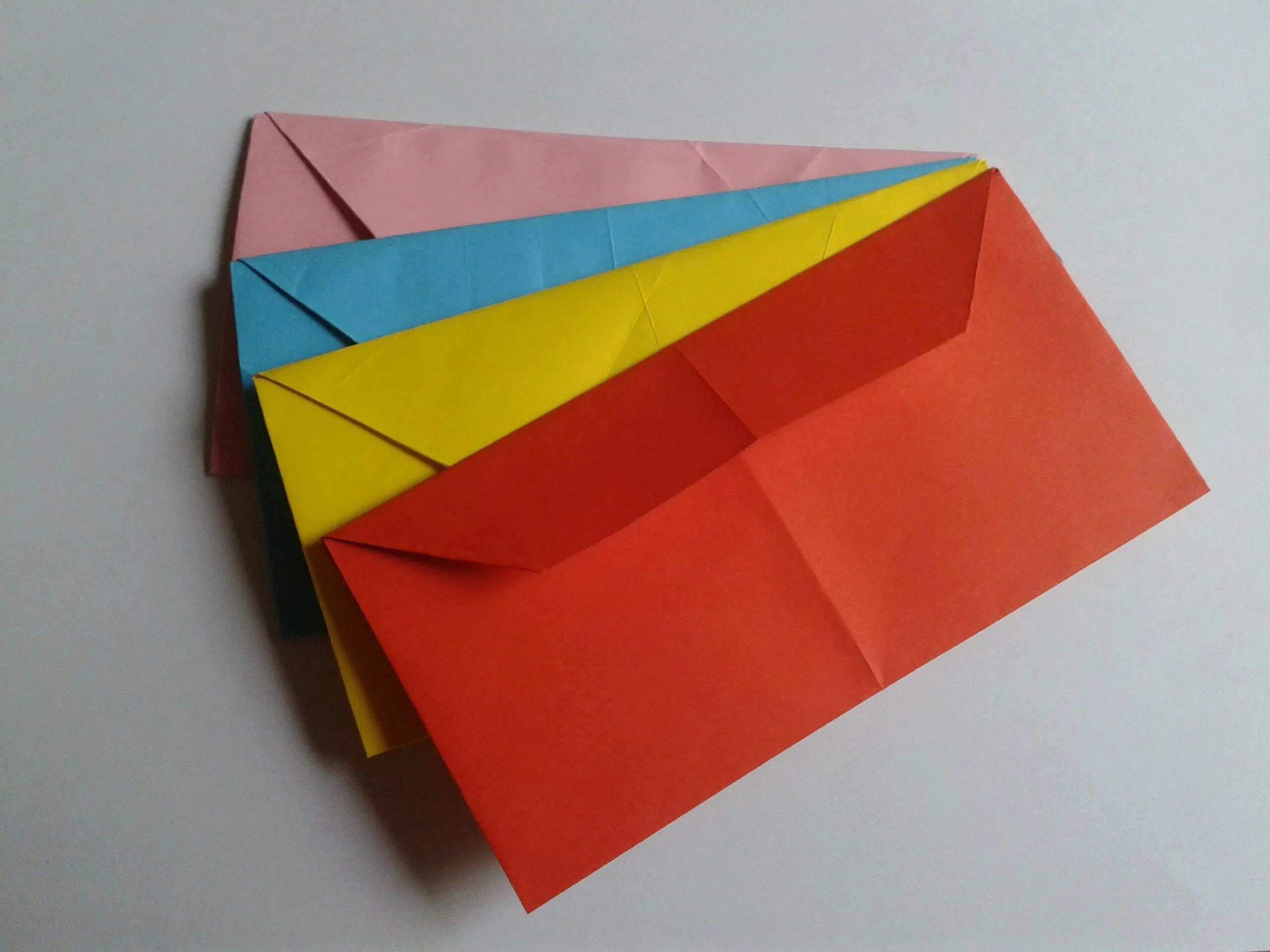 Конверт из бумаги. Конверт из цветной бумаги. Конверт оригами. Разноцветные конверты.
