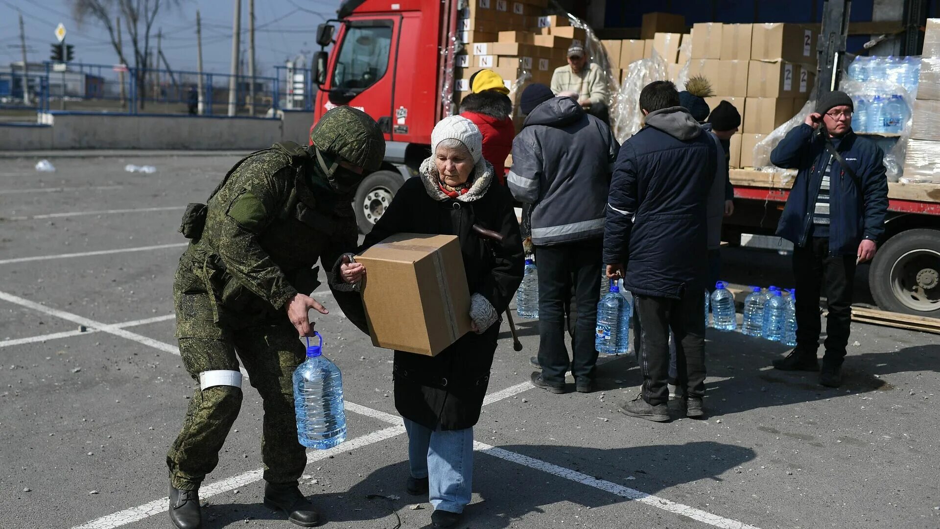 Помочь военной операции. Военнослужащие вс РФ гуманитарка Донбасс. Гуманитарная помощь Украине. Российские военные раздают гуманитарную помощь. Солдаты России гуманитарка.