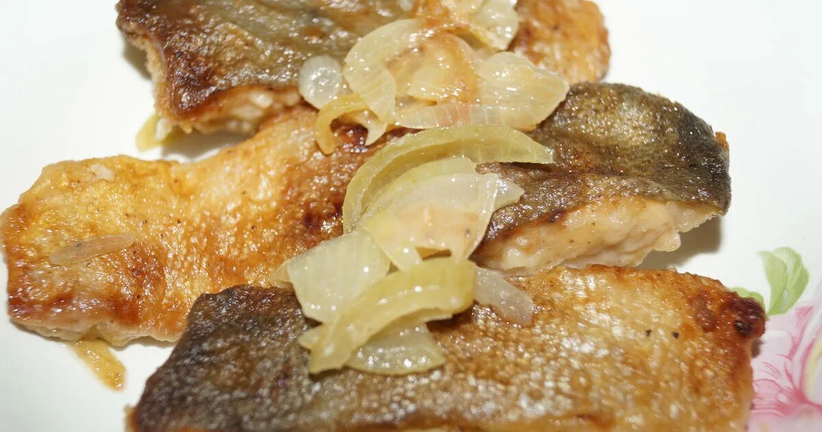 Рыба на морковно луковой подушке в духовке. Горбуша запеченная в духовке на луковой подушке. Горбуша запеченная под майонезом. Горбуша с апельсинами в духовке. Рыба на луковой подушке в фольге в духовке.