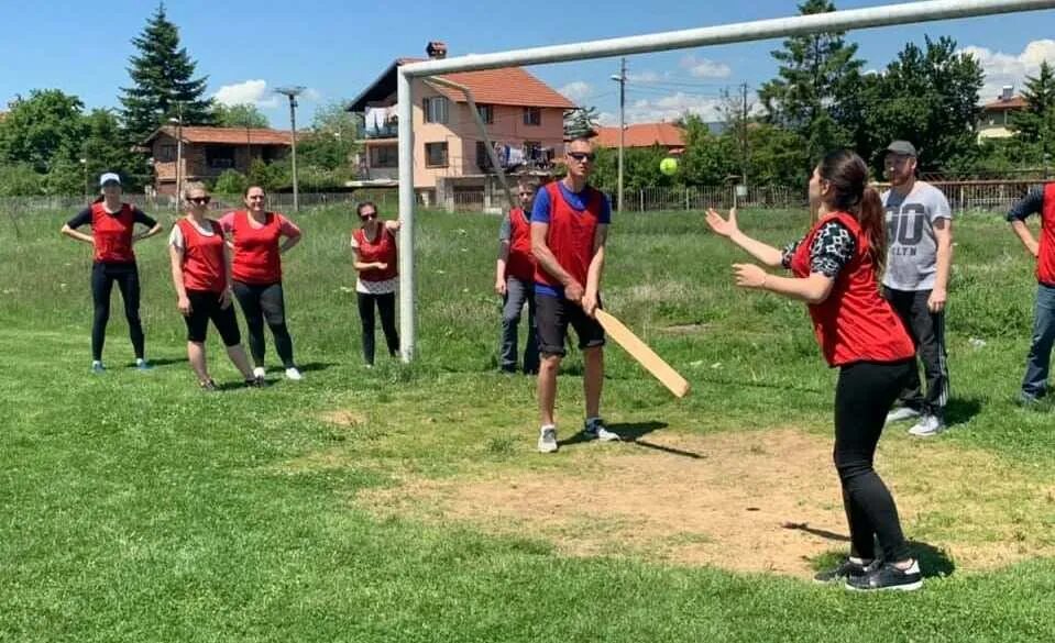 Лапта россии. Лапта игра. Народные спортивные игры. Спортивная лапта. Русская лапта.