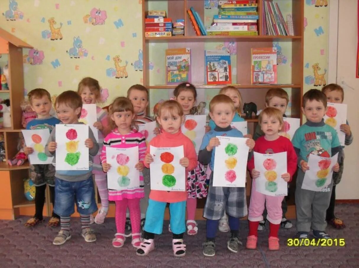 Неделя города в средней группе. Средняя группа в детском саду. Рисование по ПДД В младшей группе. В садике средняя группа. Дети средней группы.