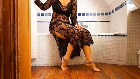 Selena'nın peignoir'de akşam pozu ve seks oyunları 