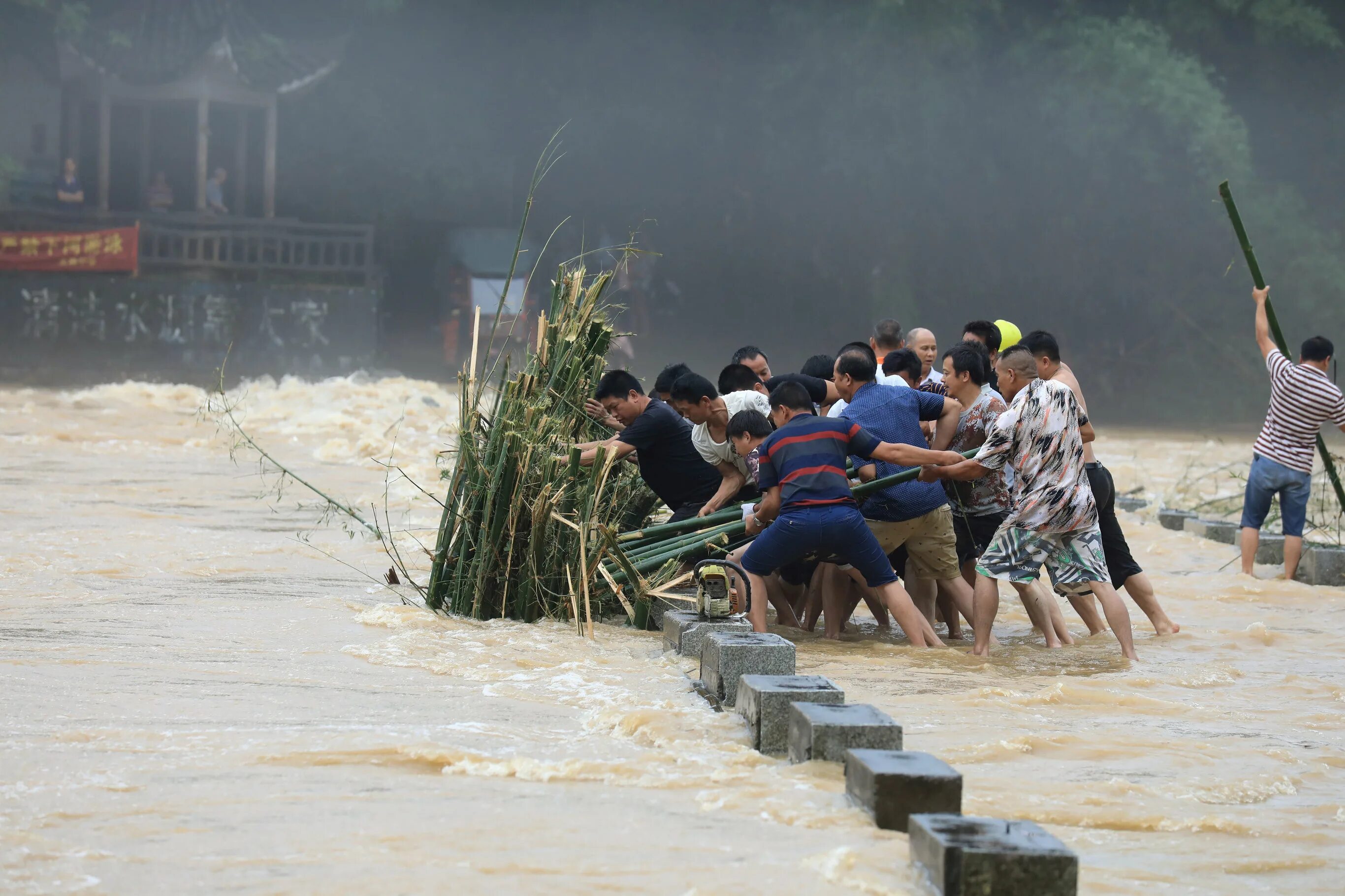 Чжэнчжоу наводнение. Наводнение в Китае. Тихийны ебедствия. Наводнения. Стихийные бедствия в Китае.