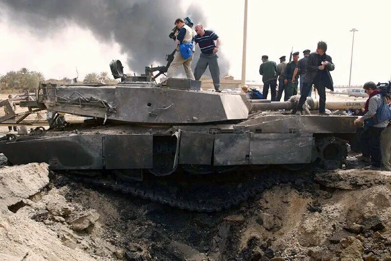 Сво танки абрамс. М1а2 Абрамс подорванный. Ирак подбитые танки Амбрас. Танк Абрамс м1а2 подбит.