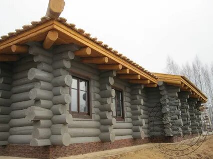 Серый бревенчатый дом