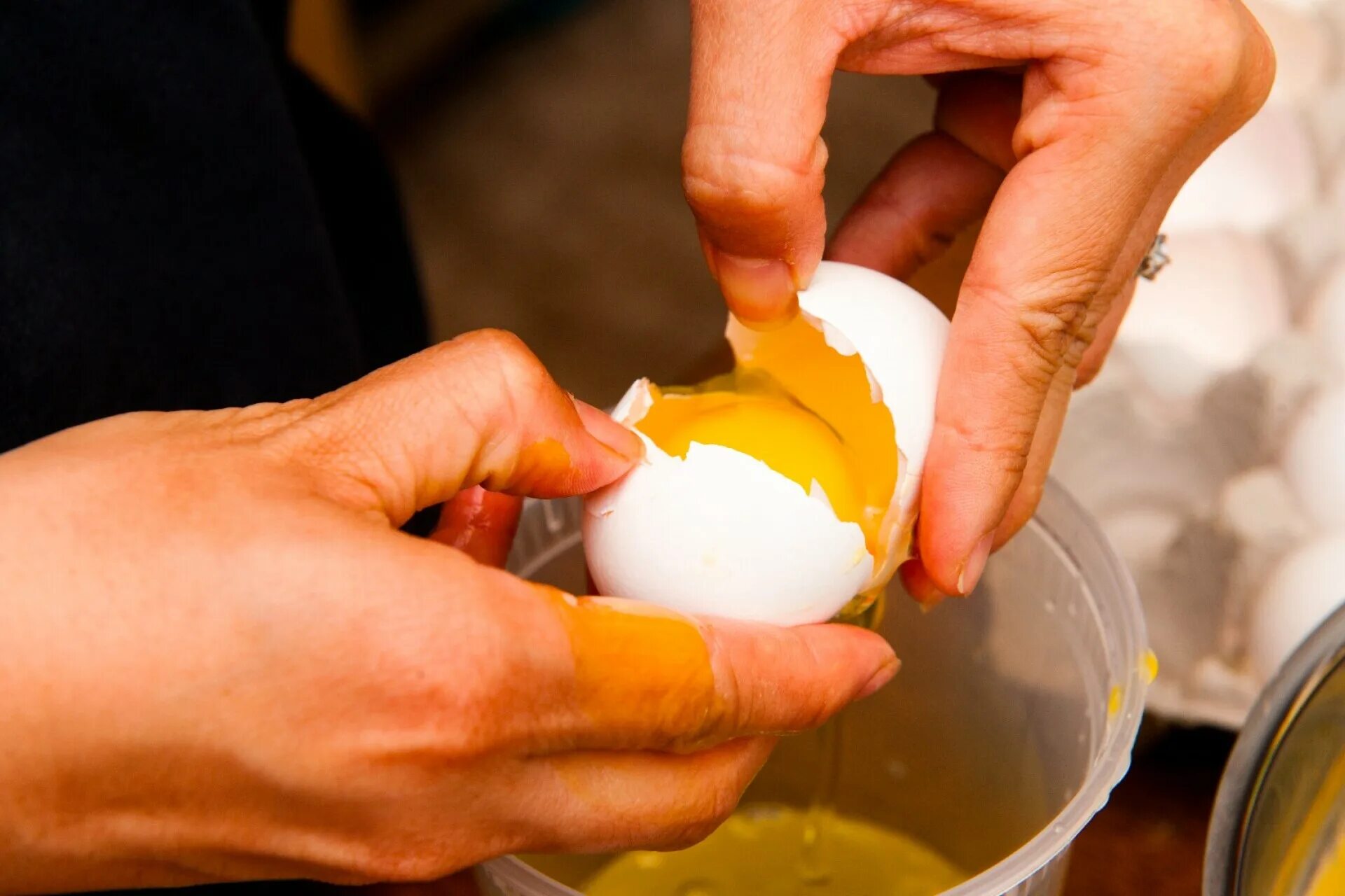 Как разбивать яйца. Разбитое яйцо. Чистка яйцом. Устройство для чистки яиц. Разбитые яйца в контейнере.
