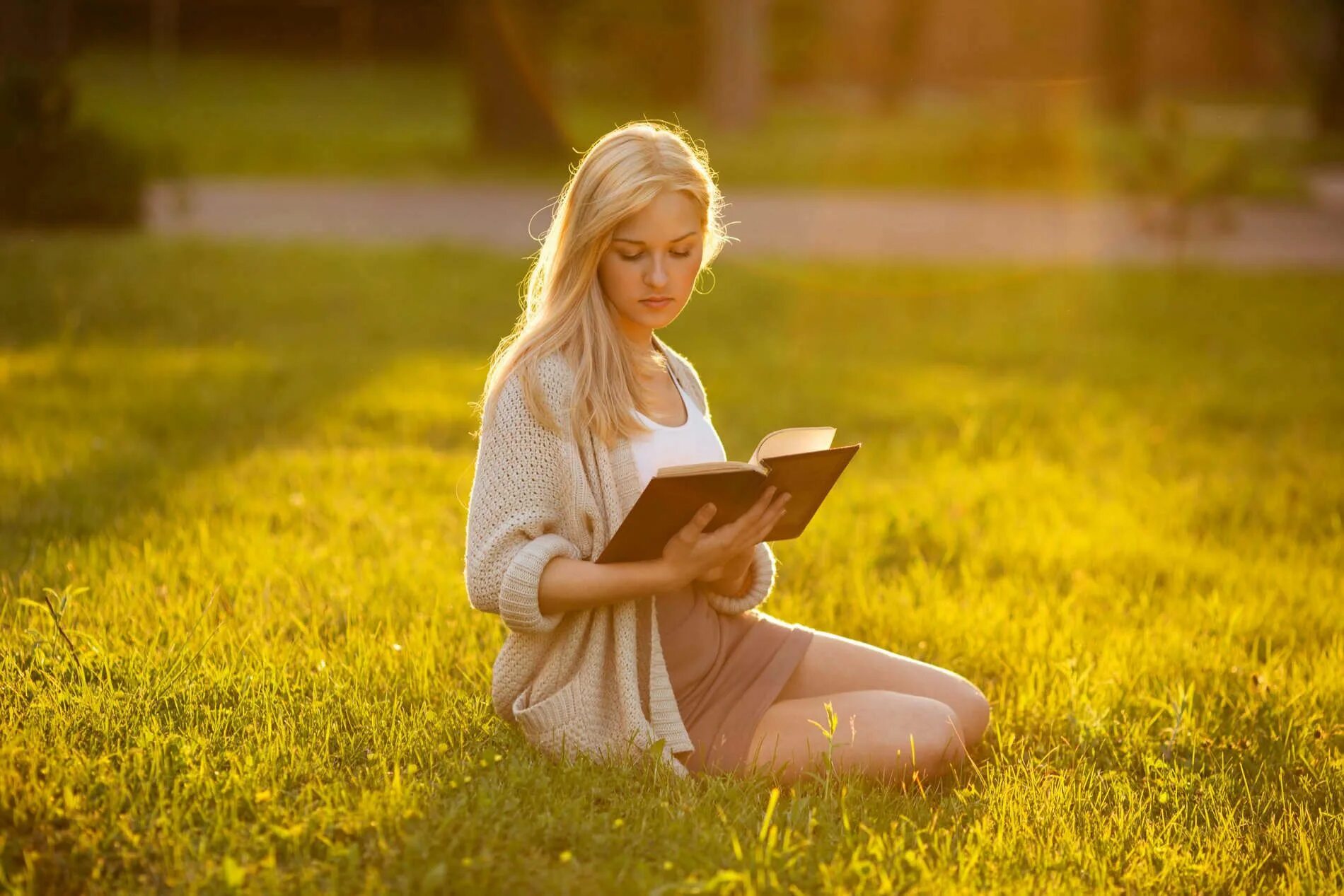 Девушка с книжкой на природе. Девочка сидит на траве. Девочки на природе с книгой. Девушка сидит на траве.