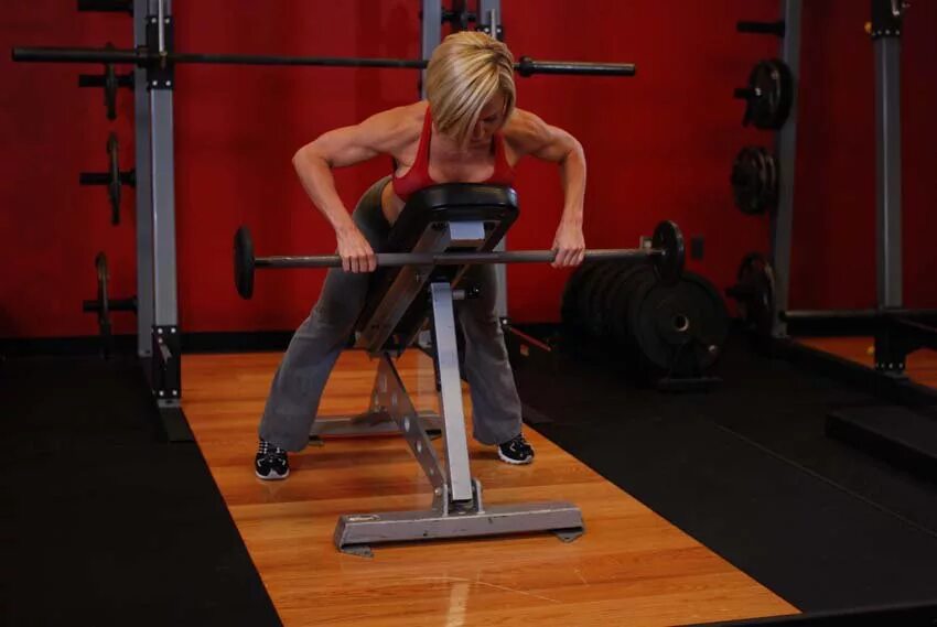 Тяга штанги на наклонной скамье. Тяга штанги лежа на наклонной скамье. Тяга гантели к поясу на скамье техника. Тяга штанги в наклоне лежа на скамье. Тяга 2 гантелей на наклонной скамье.