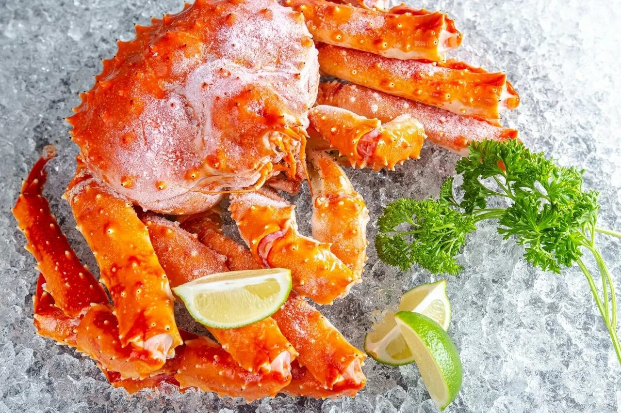 Крабовый рынок взморье сахалин. Сахалин крабы. Южно сахалинск крабы. Крабы на рынке южно-сахалинска. Краб южно-сахалинск.