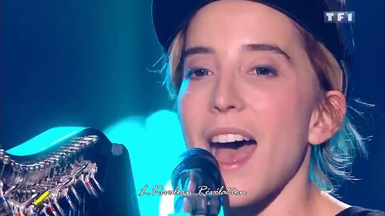 Французская певица alizee. Florent voice france. Париж музыка. Французская песня поёт девушка очень красиво. Люси голос франция 2017.