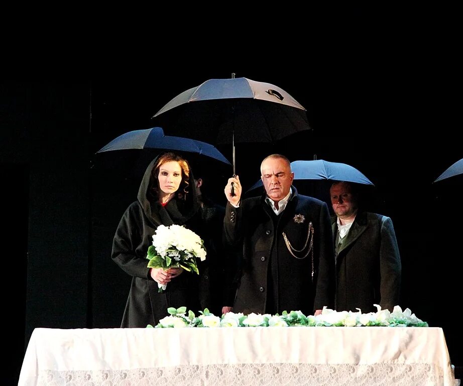 гамлет на могиле офелии. гамлет похороны офелии. гамлет хелена бонем картер 1990. офелия шекспир. в фильме офелия похороны отца.