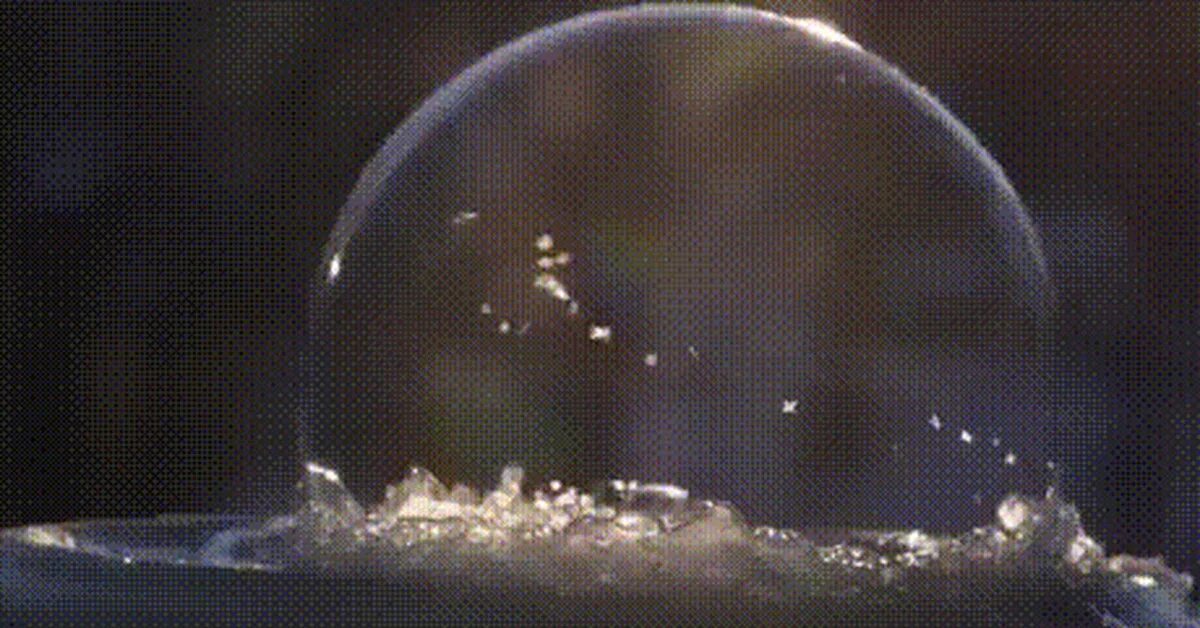 Оттуда в пляшущем свете факела поднимались пузырьки. Мыльные пузыри. Мыльный пузырь лопается. Мыльные пузыри гиф. Гифка пузыри.