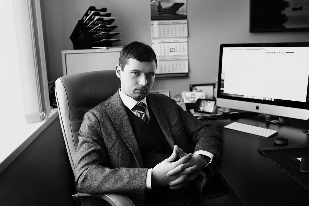 Судейский молоточек с подростками. Адвокат шевченко новосибирск. Фролов сергей олегович. Юрист и клиент. Современный юрист.