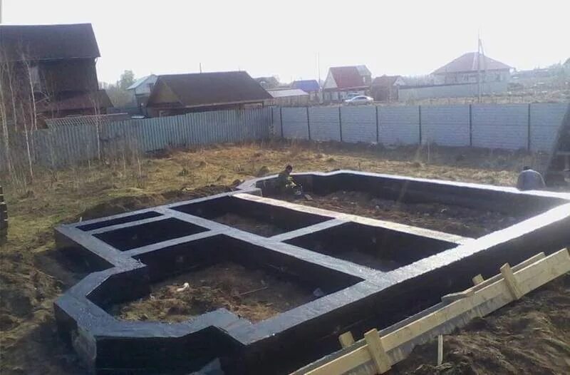 Надо закрывать фундамент на зиму. Консервация фундамента. укрытие фундамента. консервация ленточного фундамента на зиму. фундамент зима.