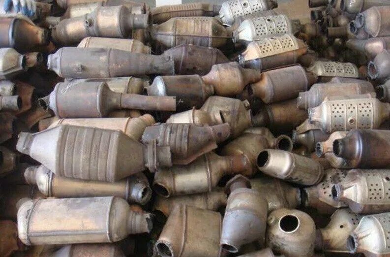 катализатор металлолом. катализаторы автомобильные скупка. катализатор от грузовиков скупка. автокатализатор керамический. сдать катализатор.