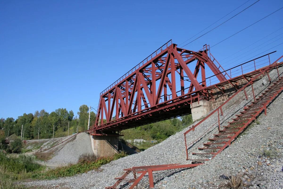 красный мост через реку.