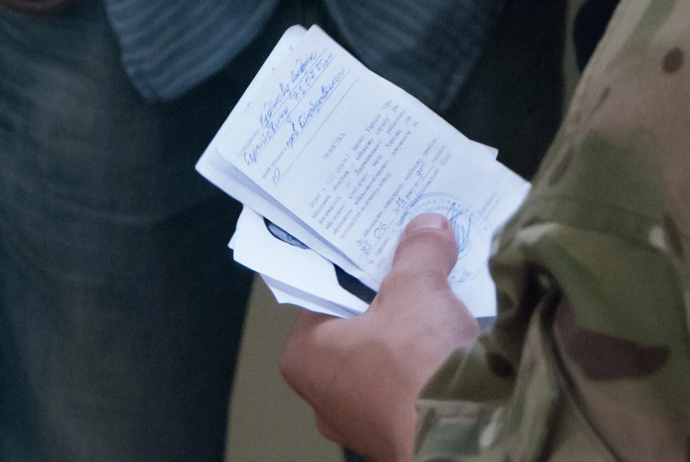 Повестка работодателю военкомат. Вручение повестки в военкомат. Военкомат вручает повестку. Повестка о мобилизации 2022. Повестка в военкомат.