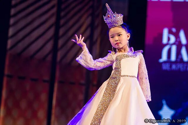 Казахские платья. Бурятский нац костюм. Бурятское платье для девочки. Бурятское национальное платье для девочки. Детские бурятские платья.