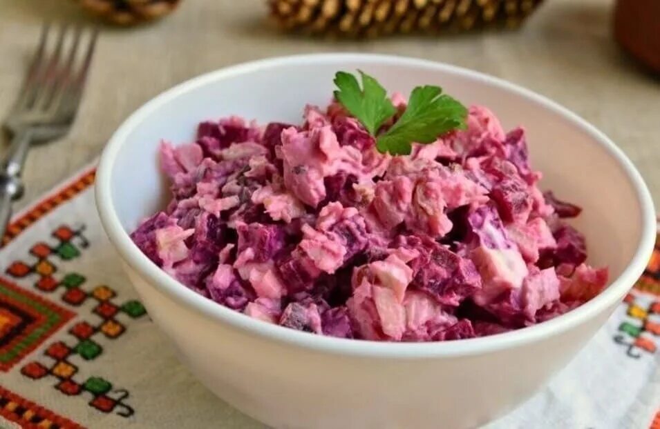 Курица со свеклой. Салат со свеклой и курицей. свекольный салат с курицей. свекольный салат с куриным филе. салат из свеклы с мясом.
