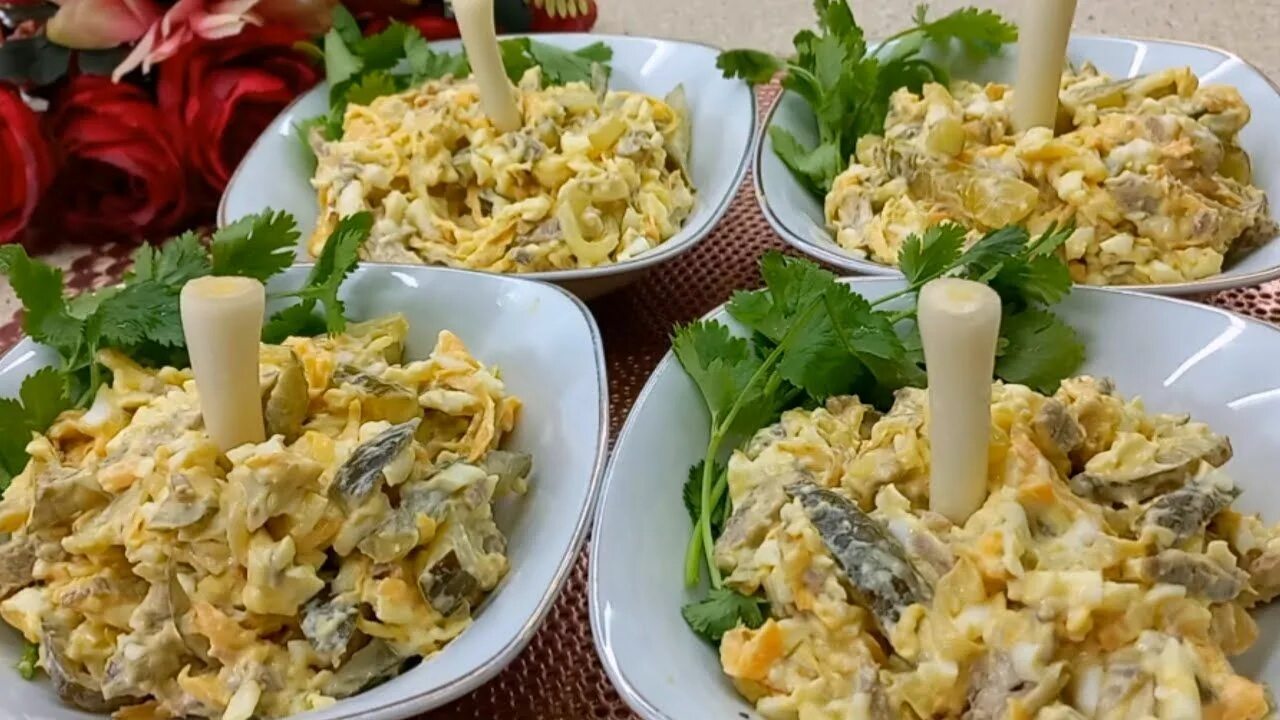 Вкусный салат в гости. Простые но вкусные салаты на праздничный стол. Вкусный салат в гости. Необычные салаты на праздничный. Бабушкины салаты на новый год.