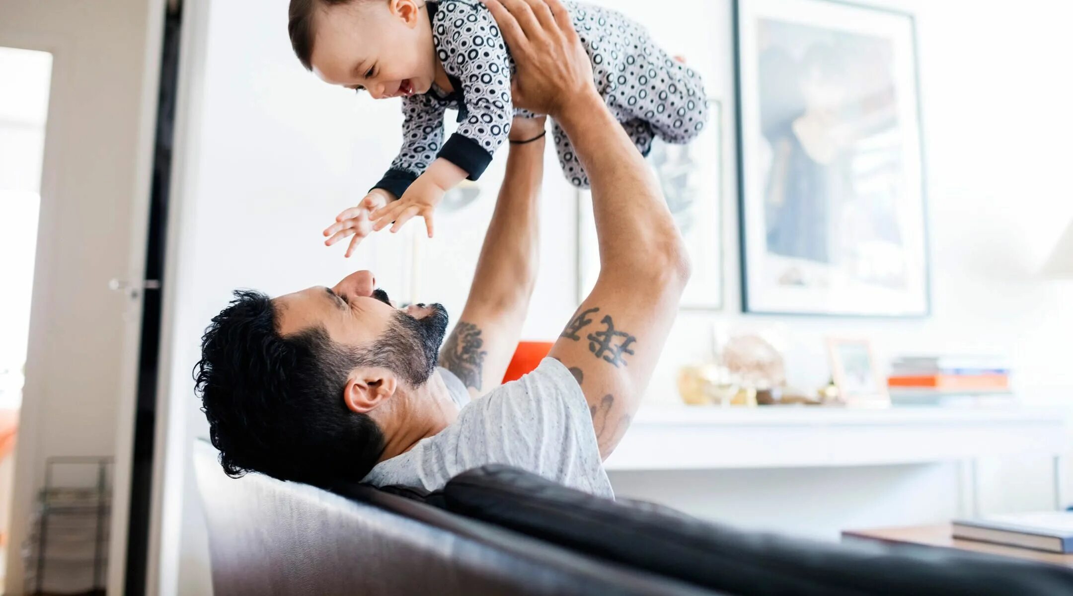 У папы на работе. Папа и ребенок за компьютером. Папа робот. Нынешний папа. Родители и дети за компьютером.