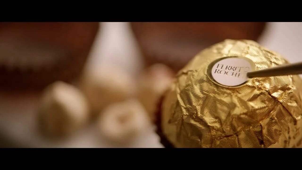 Реклама ферреро роше. Реклама конфет Ферреро Рош. Ferrero Rocher конфеты реклама. Реклама конфет Ферреро Роше. Конфеты Ferrero реклама.