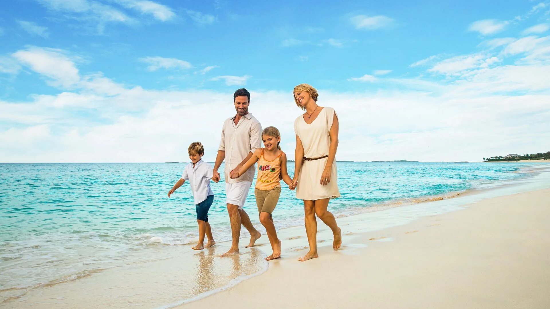 Фотография семейный отдых. Лето море пляж семья. Семья на отдыхе на море. Отпуск семьей на море. Семья в отпуске.