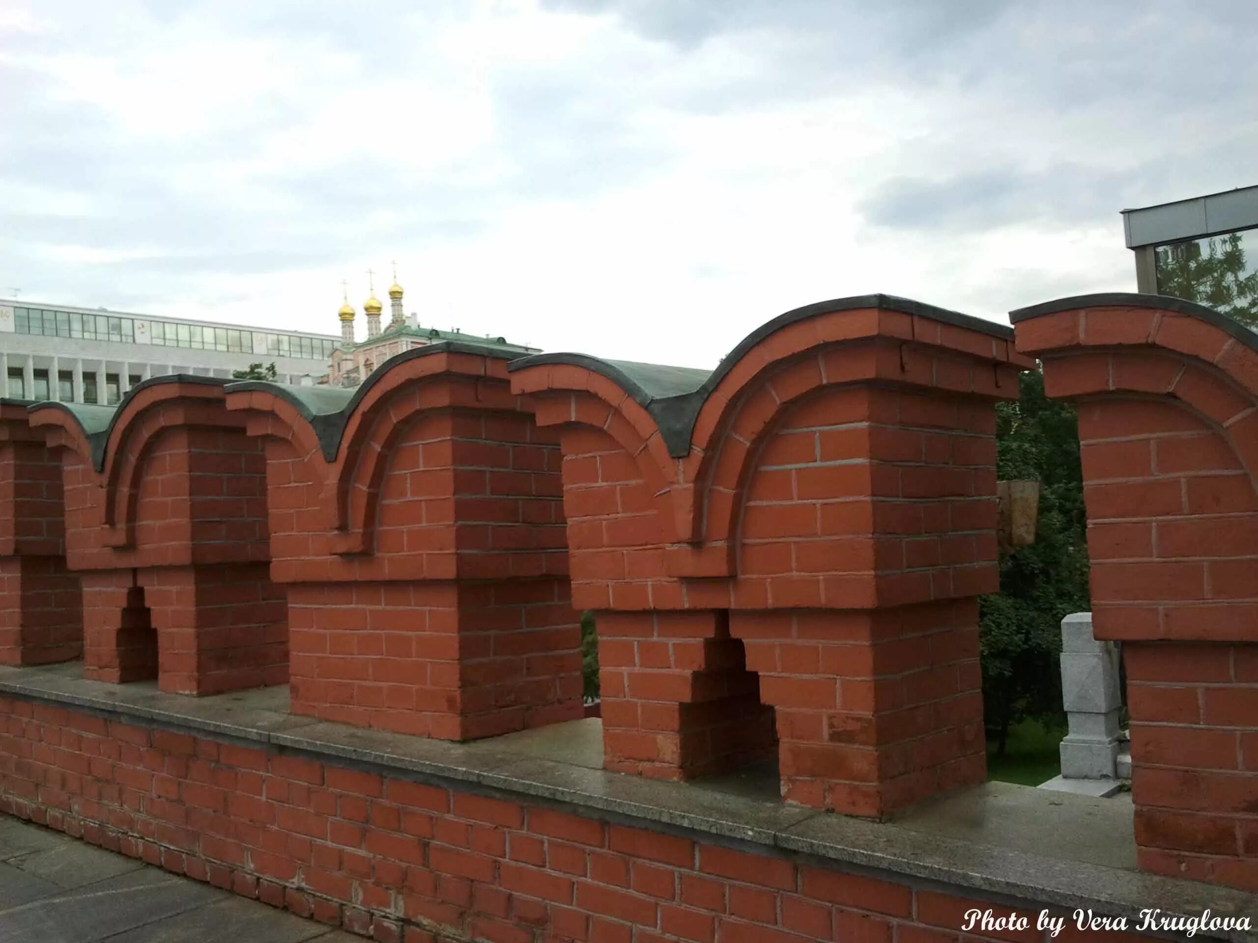 Краснокирпичные стены Московского Кремля. Бойницы Московского Кремля. Бойницы кремлевской стены. Мерлоны Московского Кремля.