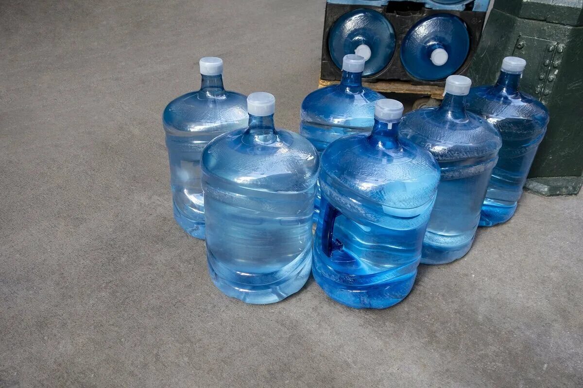 Почему 19 литров. 19 Литровая вода. Химические баклажки 5 литров. Галлон воды. Вода 5 галлонов.