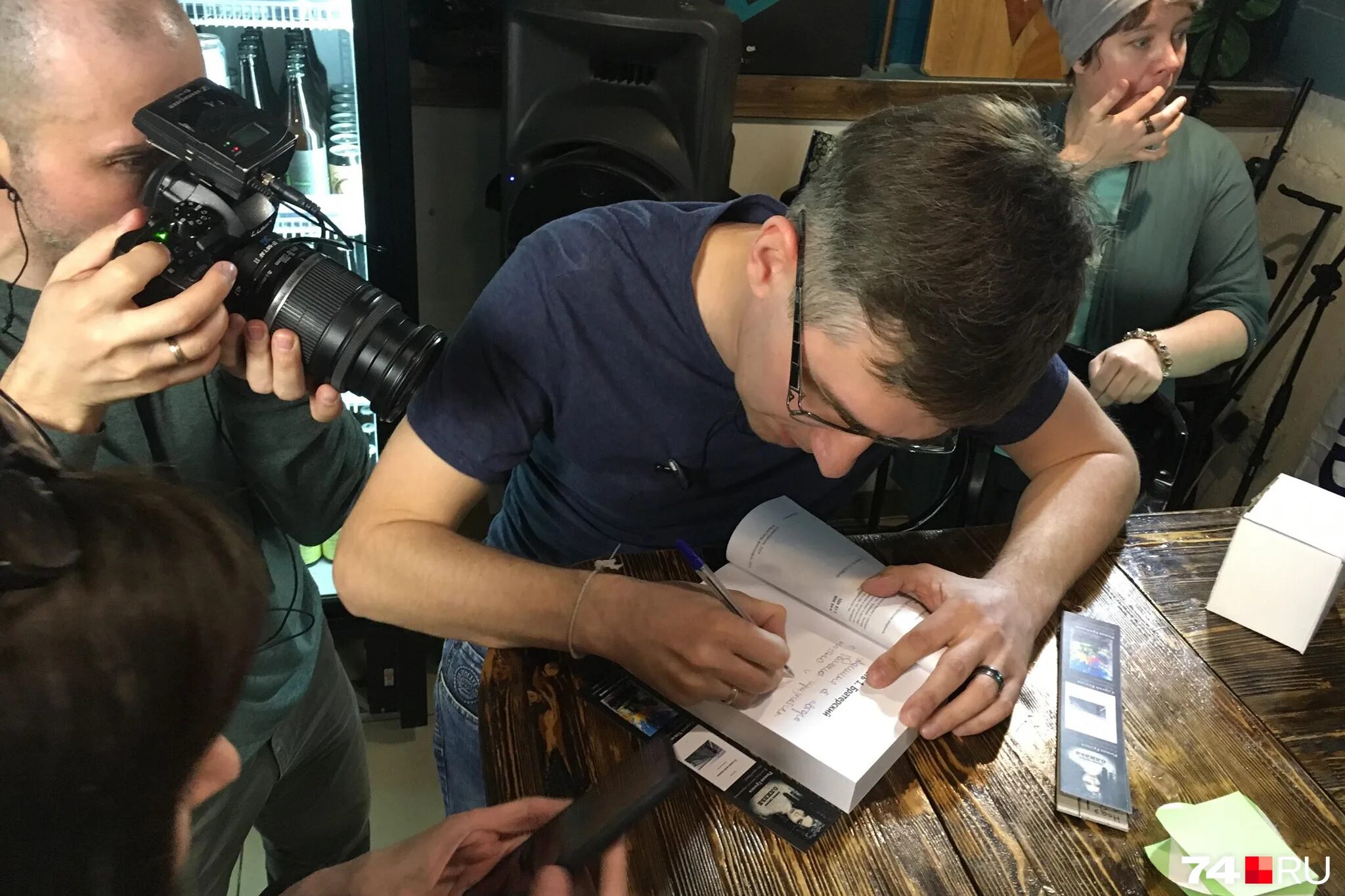 исторический корреспондент. фотограф в каске. репортаж журналистика. исторический корреспондент. профессия телеведущая, журналист.