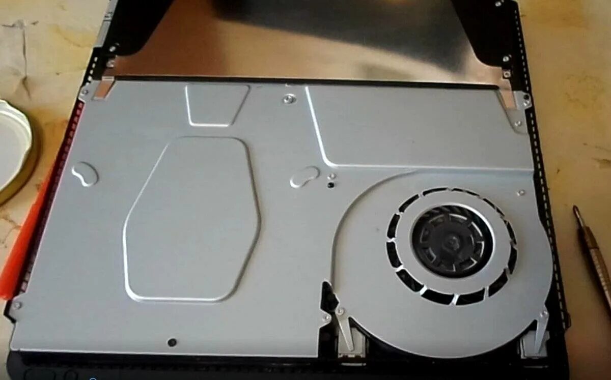 Сони плейстейшен 3 без верхней крышки. Ps4 пыль. Как разобрать пс4 для чистки. Ps4 slim термопрокладки. Чистка сони плейстейшен 4.